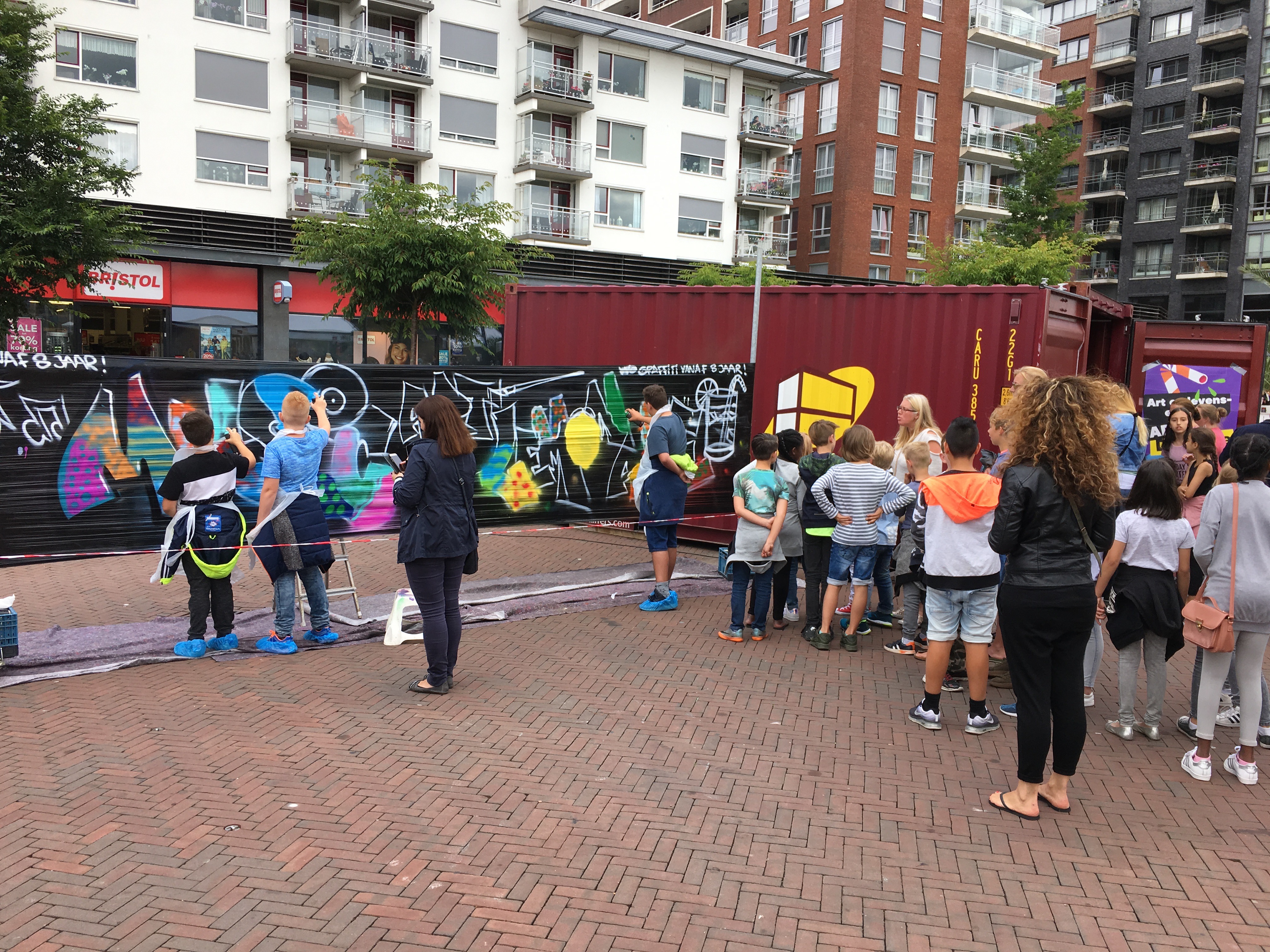 Kinderen tijdens graffiti Open inloop workshop Music Art Lemonade