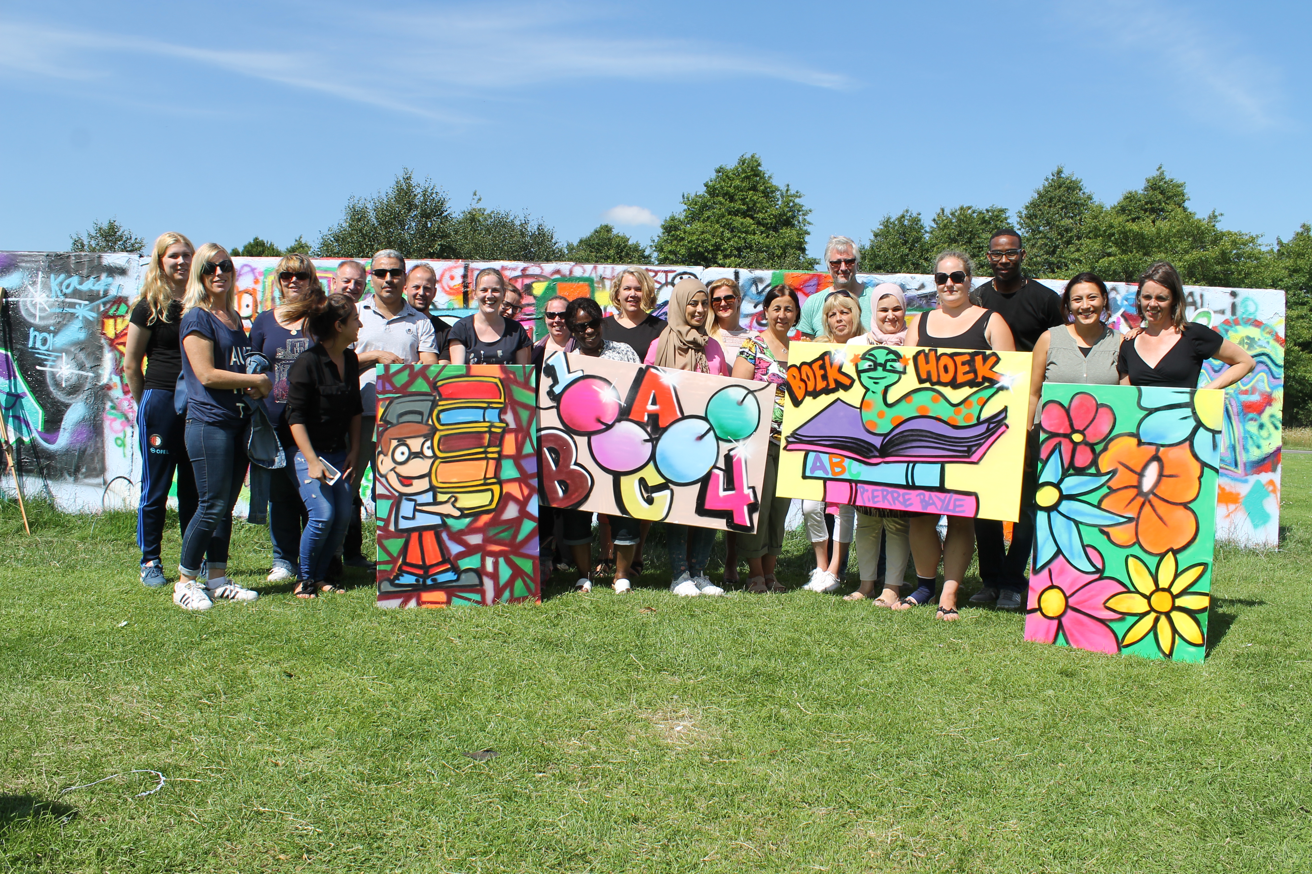 Graffiti Muurschildering Groep Personeel Bedrijfsuitje Vrijgezellenfeestje Teambuilding Creatieve Workshop Buiten